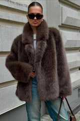 Manteau mi-long duveteux en fausse fourrure de renard marron à large col
