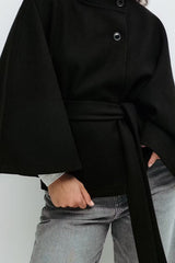 Trench-coat uni à col montant, boutonné à la taille et ceinture nouée