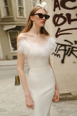 Robe de soirée moulante à décolleté plongeant en plumes d'autruche
