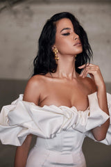 Robe de soirée moulante bustier à volants et épaules dénudées