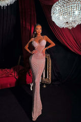 Robe de soirée sirène froncée à décolleté en V et débardeur orné de strass