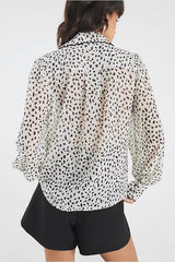 Chemisier polyvalent à manches longues drapé en satin texturé