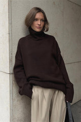Pull en maille unie à col montant et coupe ajustée.