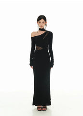 Robe de soirée longue noire à encolure asymétrique et empiècements en dentelle