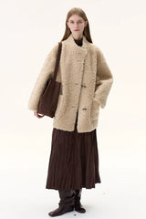 Manteau en pure laine bouclée et peau lainée avec boutons en corne