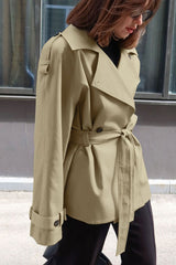 Trench-coat chic de créateur, col cranté ample et ceinture à nouer