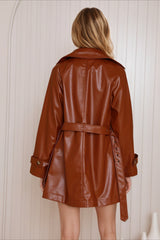 Manteau en cuir marron chic mi-long et ajusté