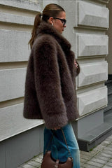 Manteau mi-long duveteux en fausse fourrure de renard marron à large col