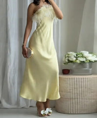 Robe midi jaune satinée sans bretelles à plumes