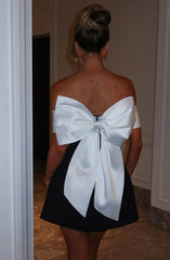 Robe courte sophistiquée avec un nœud décoratif