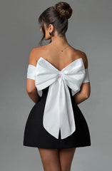 Robe courte sophistiquée avec un nœud décoratif