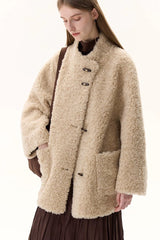 Manteau en pure laine bouclée et peau lainée avec boutons en corne