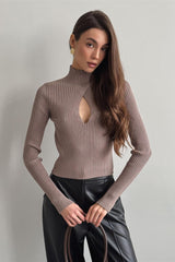 Pull élégant à col roulé en maille ajourée