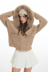 Gilet court en maille à capuche et col duveteux