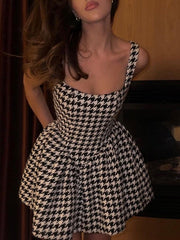 Robe moulante dos nu à volants 