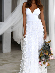 Robe de mariée romantique à décolleté plongeant en V et bretelles 