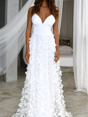 Robe de mariée romantique à décolleté plongeant en V et bretelles 