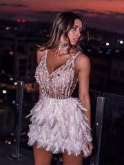 Robe de soirée luxueuse à plumes et col en V 