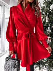 Robe courte unie à manches longues et ceinture