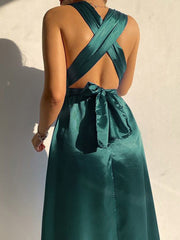 Robe unie à ceinture, col en V et dos nu