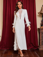 Robe de soirée repassée à décolleté plongeant en V et plumes, ornée de diamants. 