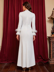 Robe de soirée repassée à décolleté plongeant en V et plumes, ornée de diamants. 